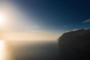 parte superior ver de el gigante rocas de acantilados Delaware los gigantes a atardecer, tenerife, canario islas, España foto