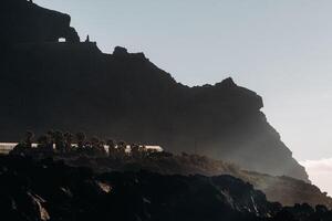 túnel mediante el montaña de tenerife, rocas a puesta de sol cerca el atlántico Oceano de el isla de tenerife.canarias islas.españa foto