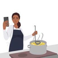 mujer Cocinando sopa a cocina con en línea receta en Teléfono móvil. sonriente moderno madre preparando comida utilizando libro de cocina o solicitud en móvil. plano vector