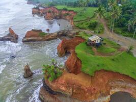 el belleza de el Mañana panorama con amanecer en Indonesia pueblo foto