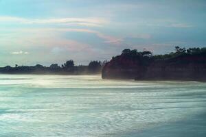 el belleza de el Mañana panorama con amanecer en Indonesia pueblo foto