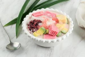 es goyobod, hielo mixto hecho con leche de coco, azúcar y varios toppings. foto