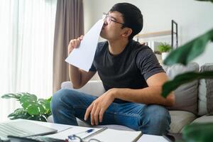 el contento hombre satisfecho cuando él obtiene bueno Noticias en papel, acabados trabajar, hace un bueno negocio trato, trabajo promoción, préstamo aprobación, genial examen resultado foto