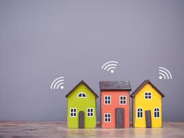 miniatura casa con Wifi señal. el concepto de red conectar, Internet de cosas, inteligente hogar controlar y automatización sistema tecnología foto