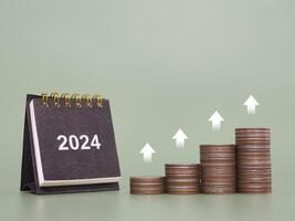 2024 escritorio calendario, apilar de monedas con flecha creciente y objetivo iconos el concepto de negocio crecimiento, financiero inversión, mercado existencias, lucro devolver, dividendo y negocio fondo en año 2024 foto