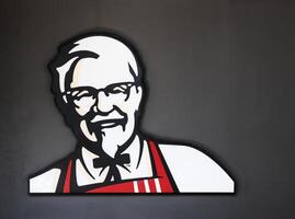 Bangkok Tailandia 23 febrero 2024 ligero caja cartelera con logo kfc marca en gris pared foto