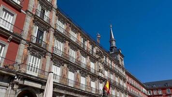 12 Mars 2024 - Madrid, Espagne - foules de touristes sur place maire dans Madrid, Espagne - printemps journée video