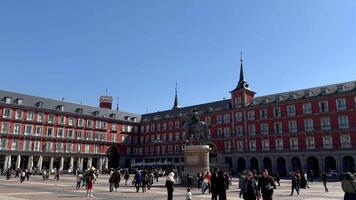 12 Mars 2024 - madrid, Spanien - folkmassor av turister på torg borgmästare i madrid, Spanien - vår dag video