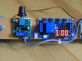 electrónico actuadores variable resistor y mecánico relé con Temporizador de cerca foto