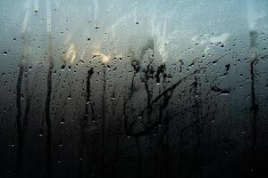 ventana lluvia, gotas de lluvia creando un hermoso, texturizado superficie en un claro ventana textura antecedentes foto