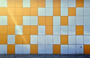 la textura de la pared de metal, enmarcada en forma de cuadrados coloreados de dos colores. diseño moderno de paredes para el exterior de edificios residenciales y de oficinas foto