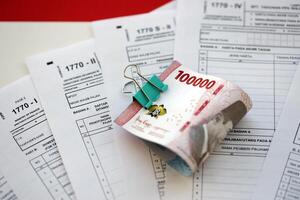 indonesio impuesto formas 1770 individual ingresos impuesto regreso y dinero en mesa foto