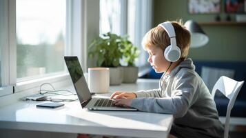 ai generado un joven estudiante se involucra con un ordenador portátil vistiendo auriculares, probable participativo en en línea aprendizaje a hogar, un moderno cambio en educación foto