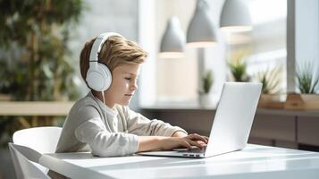 ai generado un joven estudiante se involucra con un ordenador portátil vistiendo auriculares, probable participativo en en línea aprendizaje a hogar, un moderno cambio en educación foto