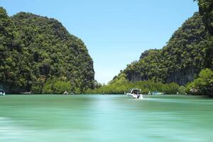 aéreo panorama de de tailandia verde, lozano tropical isla, nacional parque isla, con azul y aguamarina el mar, y nubes brillante por luz de sol en el antecedentes. foto