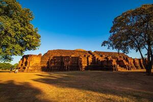 paisaje histórico parque. el antiguo templo ese regalos humanos es situado en de tailandia histórico ciudad. mundo herencia. foto