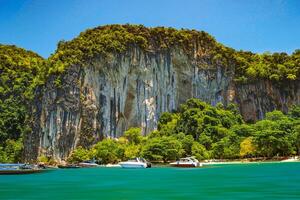 aéreo panorama de de tailandia verde, lozano tropical isla, nacional parque isla, con azul y aguamarina el mar, y nubes brillante por luz de sol en el antecedentes. foto
