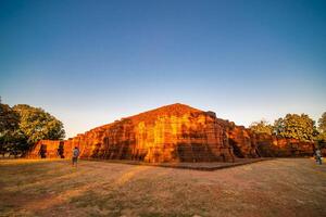 paisaje histórico parque. el antiguo templo ese regalos humanos es situado en de tailandia histórico ciudad. mundo herencia. foto