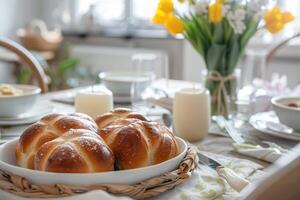 ai generado Pascua de Resurrección caliente cruzar bollos en Pascua de Resurrección desayuno mesa, primavera flores en un florero, familia comida habitación foto