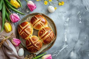 ai generado Pascua de Resurrección horneado caliente cruzar bollos festivo Pascua de Resurrección postre, mini huevos, primavera flores, espacio para texto foto