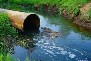 ai generado agua contaminación, ambiente contaminación. contaminado agua, sucio aguas residuales fluye desde tubo foto