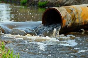 ai generado agua contaminación, ambiente contaminación. contaminado agua, sucio aguas residuales fluye desde tubo foto