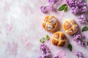 ai generado Pascua de Resurrección horneado caliente cruzar bollos festivo Pascua de Resurrección postre, mini huevos, primavera flores, espacio para texto foto