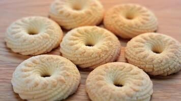 fermer de biscuits sur une en bois planche tourne. video