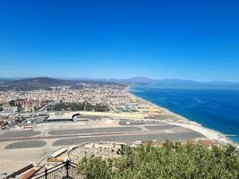 aéreo ver de Gibraltar aeropuerto con el la linea Delaware la concepcion en el antecedentes foto