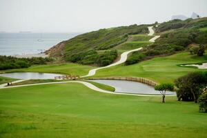 golf caminos, rutas mediante el paisaje verde foto