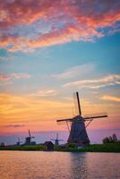 molinos de viento a kinderdijk en Holanda. Países Bajos foto