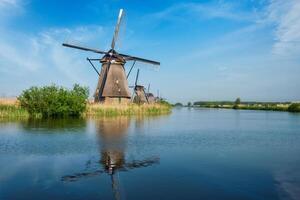 molinos de viento a kinderdijk en Holanda. Países Bajos foto