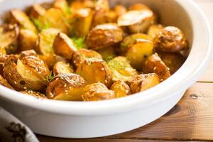 patatas horneado con sésamo semillas, hierbas y especias en el horno foto