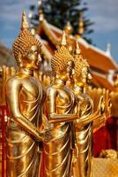 oro Buda estatuas en wat phra ese doi suthep foto