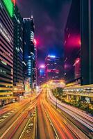 calle tráfico en hong kong a noche foto