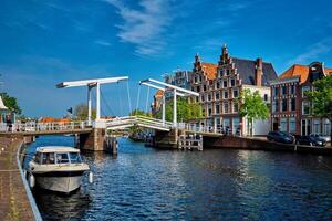 Spaarne río con barco y tumbastenenbrug puente en haarlem, norte foto