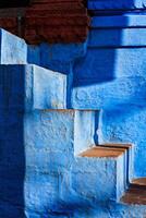 escalera de azul pintado casa en jodhpur, además conocido como azul ciudad foto