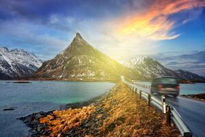 coche en la carretera en Noruega foto