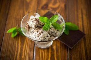 hecho en casa hielo crema con piezas de rallado oscuro chocolate foto