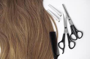 pelo y peluquero artículos tijeras, peine, clíper en un blanco antecedentes foto