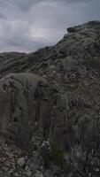 verticaal video van hoog berg rotsen landschap antenne visie