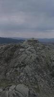 verticaal video van hoog berg rotsen landschap antenne visie