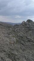 verticaal video van hoog berg rotsen landschap antenne visie