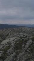 vertikal video av hög berg stenar landskap antenn se