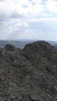 Vertikale Video von hoch Berg Felsen Landschaft Antenne Aussicht