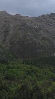 verticaal video van hoog berg rotsen landschap antenne visie