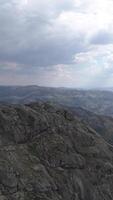 Vertikale Video von hoch Berg Felsen Landschaft Antenne Aussicht