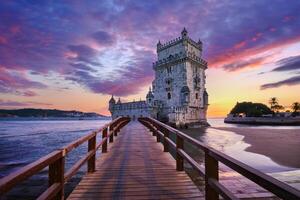 Belem torre en el banco de el tajo río en oscuridad después puesta de sol. Lisboa, Portugal foto