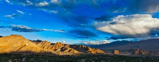 puesta de sol panorama de leh. ladakh, India foto