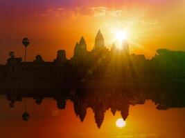 angkor wat en puesta de sol foto